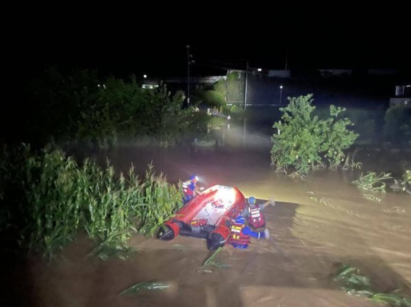 配资理财 益阳安化4名老人因洪水被困，其中一人躲在树上，蓝天救援队深夜成功救援